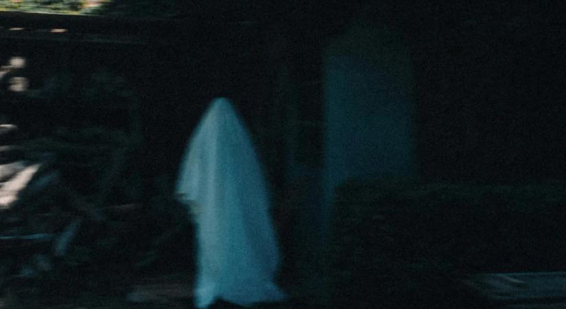 Szellem kísért a házban: sokkoló jelenetet rögzített a kamera a nappaliban