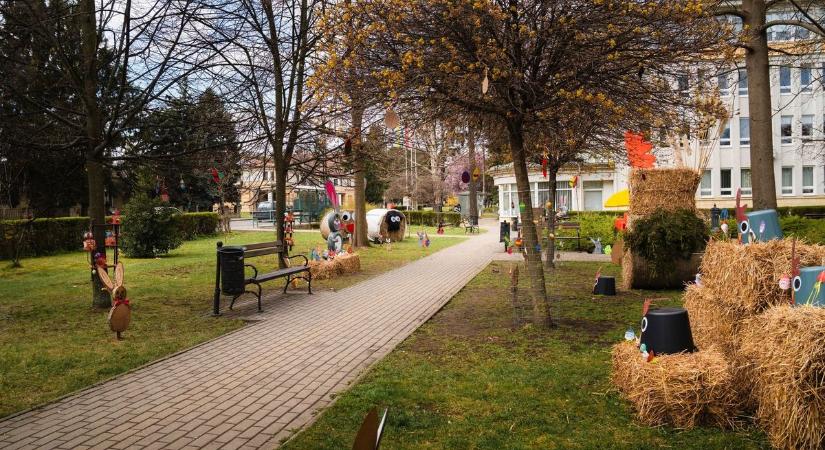 Húsvéti díszbe öltözött a városháza parkja Encsen - képekkel