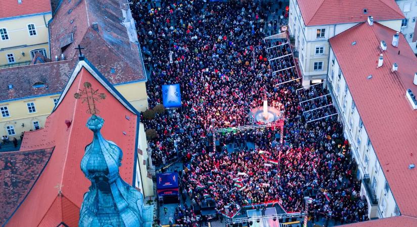 Hihetetlen drónfotók: hatalmas tömeg hallgatja Orbán Viktor beszédét