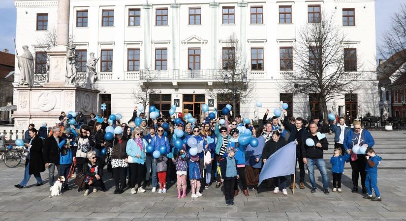 Kék sétát tartottak Győrben az autizmus világnapján - fotók