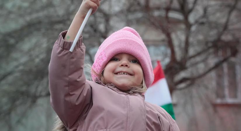 Megtaláltuk a legaranyosabb hazafit – Eszméletlenül aranyos kislány lobogtatta a magyar zászlót Szombathelyen