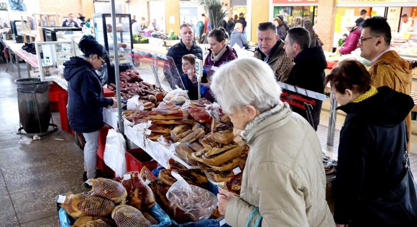 Megnéztük a Mars téri árakat: ennyibe kerül idén a húsvéti sonka Szegeden