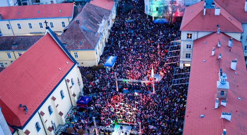 Szemmel nem lehetett látni a tömeg végét, annyian hallgatták Orbán Viktort Szombathelyen