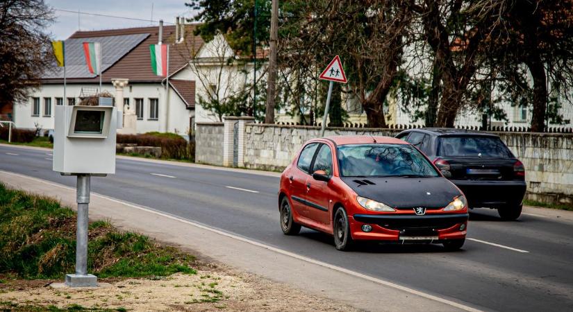 Új traffibox büntet ezen a forgalmas borsodi úton, a sofőrök csak lábujjheggyel mernek a gázpedálhoz érni
