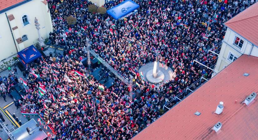 Szombathelyen is óriási tömeg hallgatta az országot járó Orbán Viktort (videó)