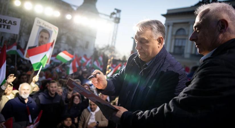 Orbán Viktor Szentesen is elemében volt, zseniálisan némította el a maroknyi Tiszás csapatot