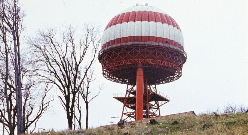Retró fotókon minden bakonyi túrázó ikonikus iránytűje, ilyen volt a radarállomás