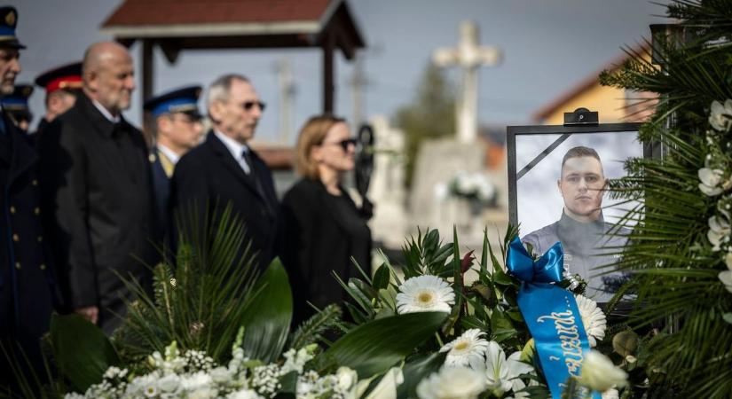 Több százan kísérték utolsó útjára az elhunyt rendőrt – Szívszorító fotók a temetésről