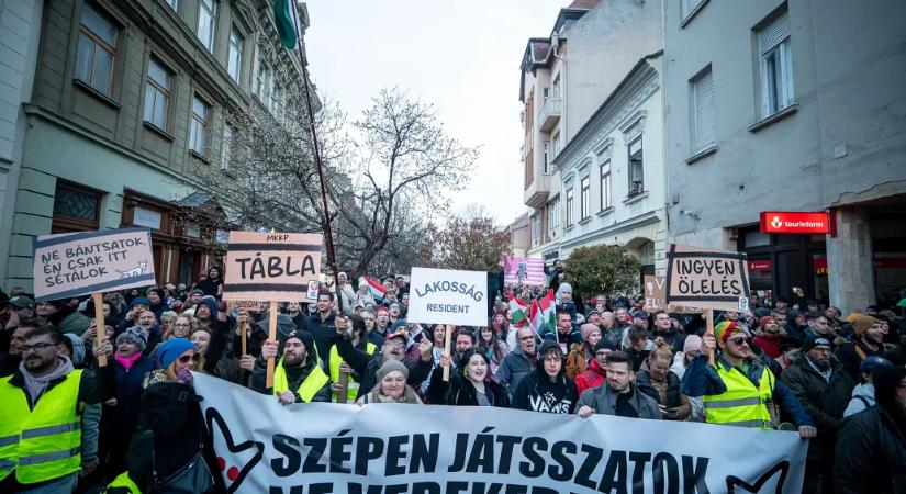 Több tucat fütyülő, sípoló tüntető fogadta Orbánt Szombathelyen