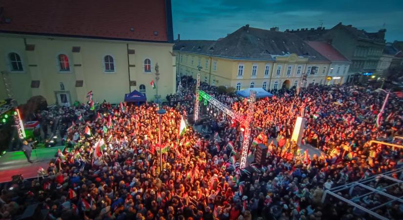Ez hogy lehet? Orbán Viktor egyszerre volt két helyen