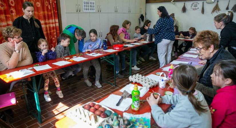 Meglepően egyszerű trükkök: így készültek a látványos húsvéti tojások Kecskeméten – fotók