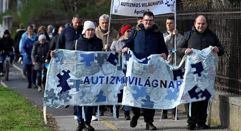 Autizmus világnapja: Kék színben Mosonmagyaróvár is - fotók