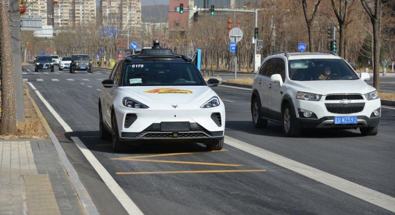 Több mint 100 önvezető taxi állt meg hirtelen a belvárosi forgalomban