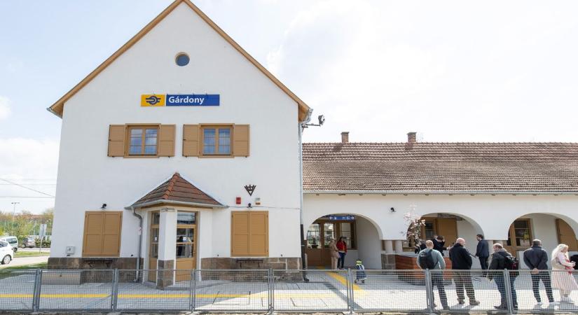 Korszerű vasútállomás – biztonság és kényelem Gárdonyban (Galéria)