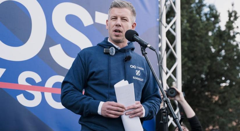 Magyar Péter: Tudomásunk szerint nagyon sok szállító repülőgép érkezik harci járművekkel Magyarországra