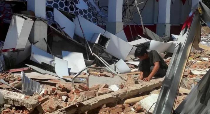 Hatalmas földrengés rázta meg Indonéziát: Halálos áldozat és pánik a Moluka-tengeren