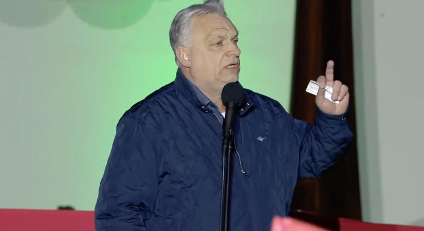 Orbán fellépett Szombathelyen a színpadra, és legalább öt percig csak a hangos ellentüntetőkkel foglalkozott
