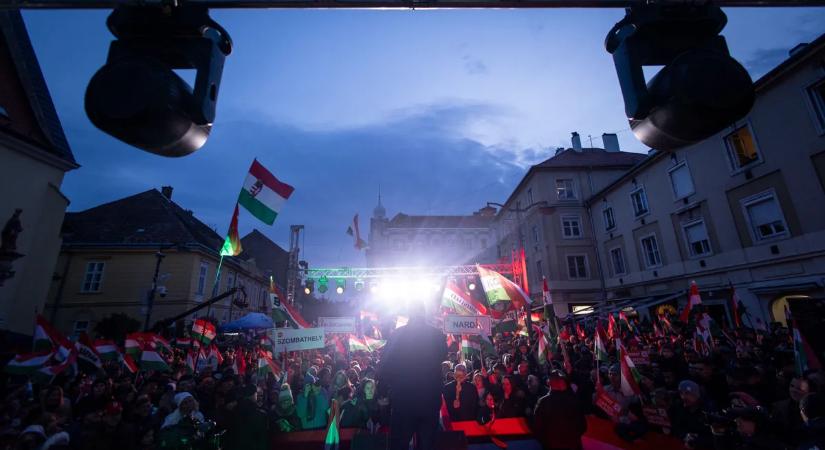 Orbán Viktor országjárása: a szombathelyi Savaria tér is kevésnek bizonyult!