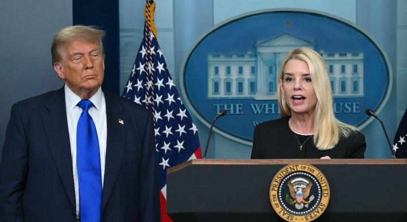 Trump menesztette az igazságügyi miniszterét, Pam Bondit