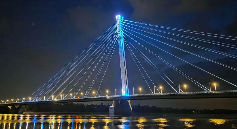 Kékbe borult a komáromi híd: lenyűgöző látványt nyújt a Duna felett  fotók, videó