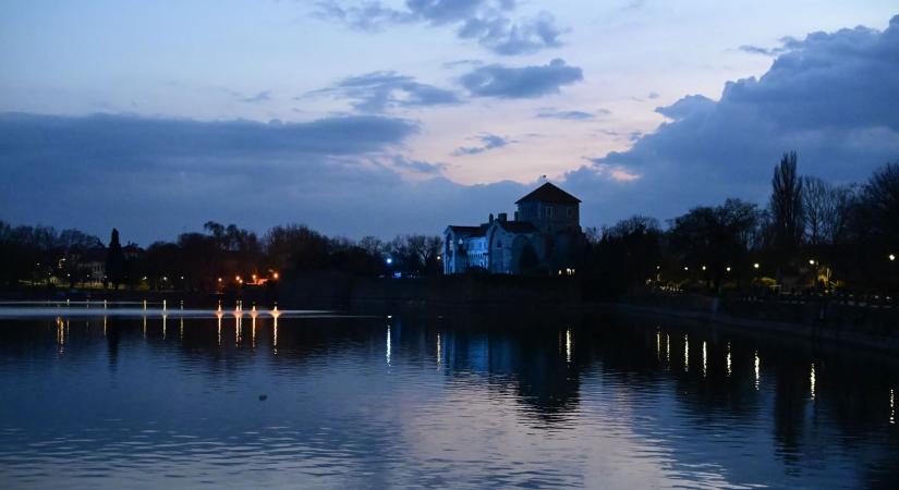 A megértés fényei: kéken világított a Tatai vár galéria