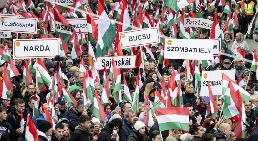 Fényképen az igazság: ennyien voltak a Fidesz nagygyűlésén Szombathelyen és ennyien a Tiszáén