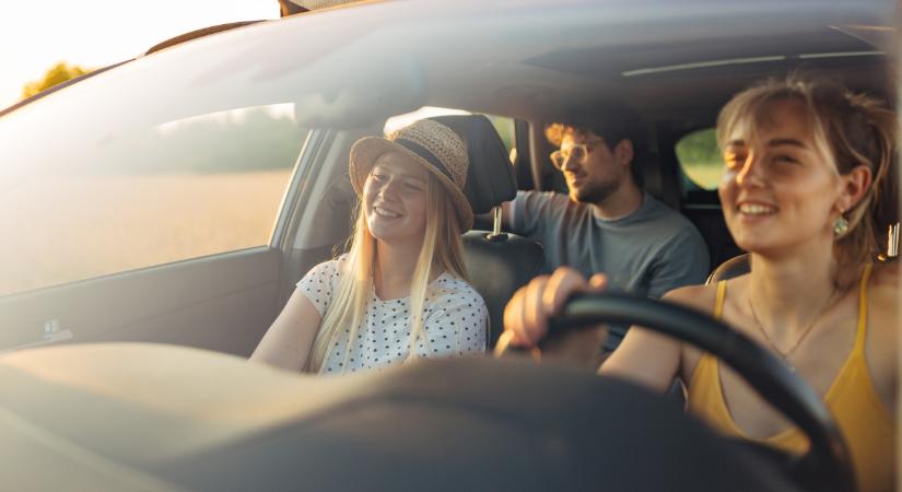 Teljesen új táblát vezethetnek be a magyar utakon: tömegeket tilthatnak ki bizonyos sávokból