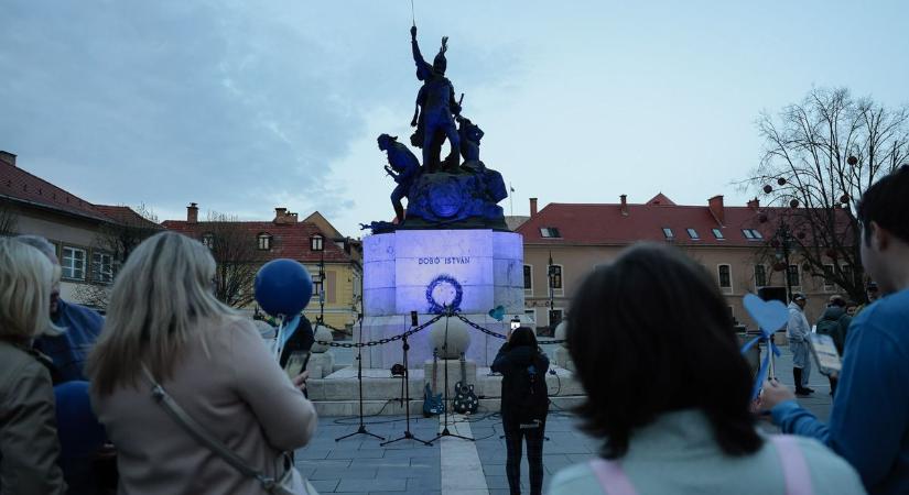 "Minden ember értékes, az autizmus pedig nem betegség, hanem egy állapot" – kékbe öltözött Eger ikonikus szobra