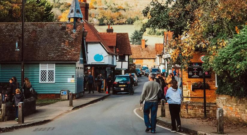 „Egyszerűen betört a hátsó ajtón” – rettegésben tartja a kertvárost a rejtélyes jövevény, aki még a kezünkből is kienné a húst