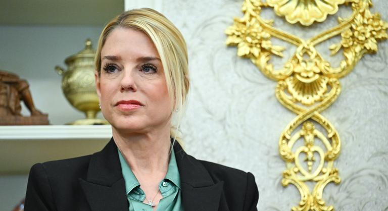 Donald Trump menesztette igazságügy-miniszterét, Pam Bondit