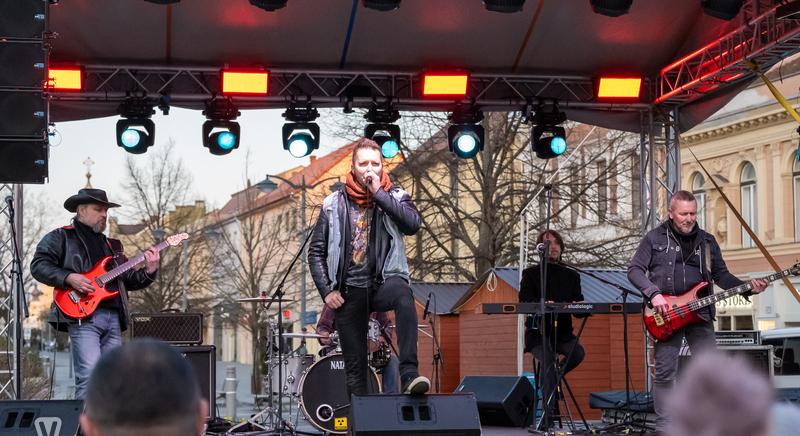 Startolt az idei szezon a Novelzone zenekarnál – rögtön egy erős koncerttel és új klippel