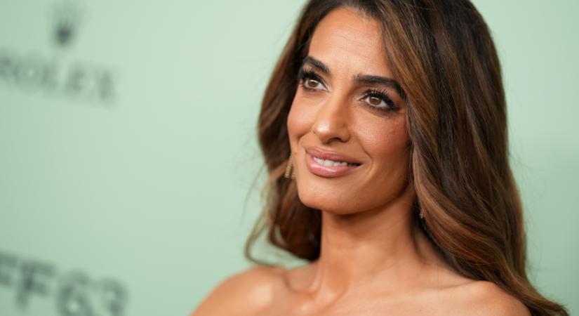Amal Clooney bőrszoknyája a tavasz sztárja, mindenki ilyet akar