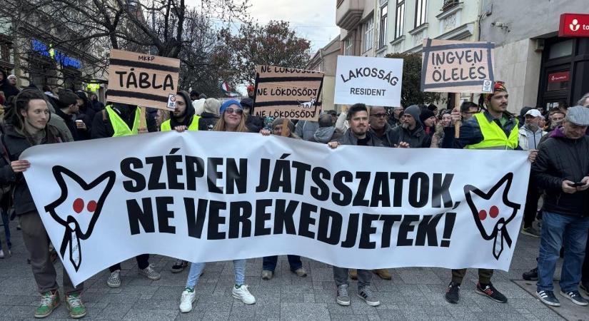 Szombathelyen is tüntetők fogadták Orbán Viktort, zúgott a „Mocskos Fidesz!”