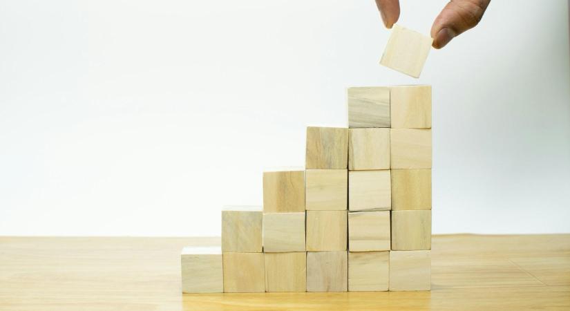 Bár jól érzékelhető az AI-használat üzleti haszna, a cégek fele még mindig lemaradásban van