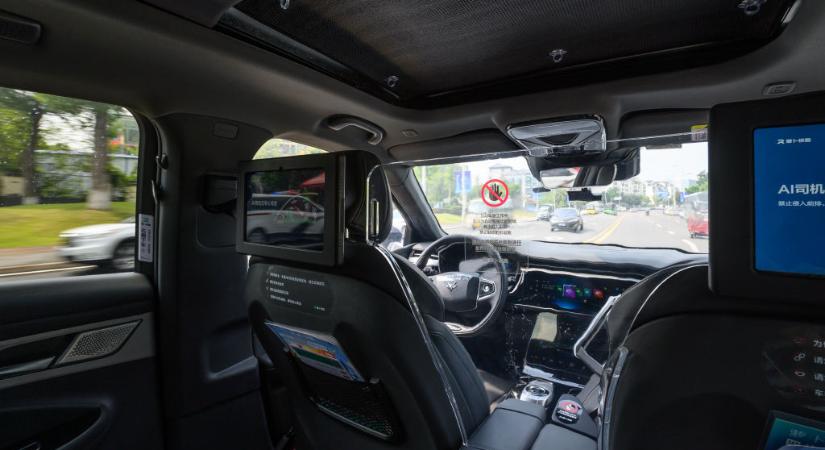 Félelmetes jelent zajlott Kínában: egyszerre bénult meg több tucat önvezető autó