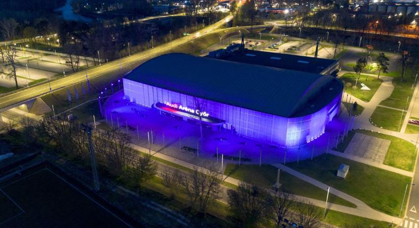 Kékben pompáztak a győri épületek az autizmus világnapján - fotók