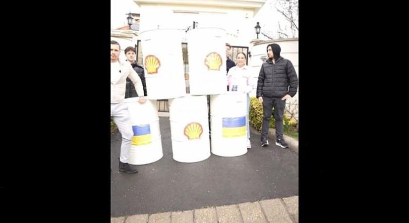 Fiatalok jelentek meg Kapitány István házánál – a tiszás gazdasági szakértő nem mert kijönni (VIDEÓ)