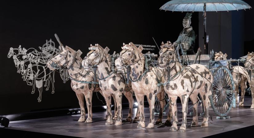 AZ ERŐS ÓRIÁS ÉS A NYUGODT „TÖRPE” Az öröklét őrei – Az első kínai császár agyagkatonái / Szépművészeti Múzeum