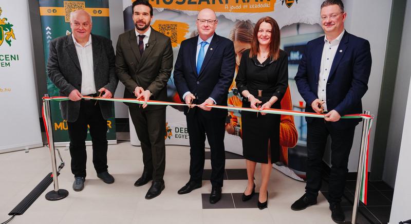 Barcsa Lajos is segített átadni a Debreceni Egyetem Műszaki Kar megújult épületét