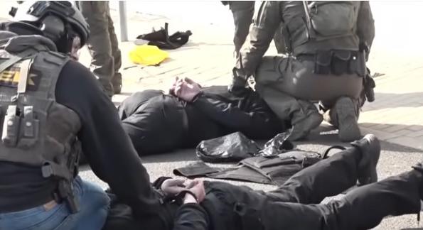 Ügyvéd: Az ukrán pénzszállítók parancsnokát két oldalról a kórházi ágyhoz bilincselték, úgy kellett aludnia