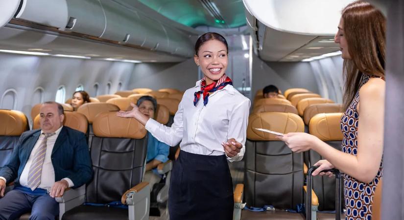 Tényleg megfigyelnek, átvilágítanak minket beszálláskor a légiutas-kísérők? – Amit eddig csak sejtettünk, most világossá válik