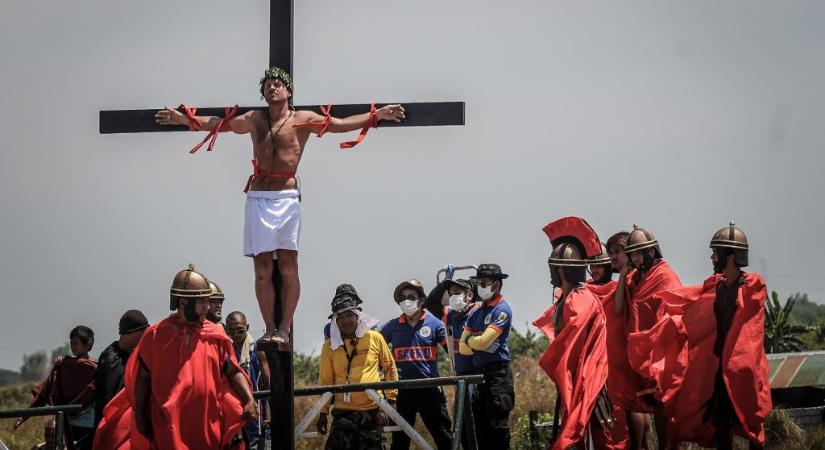 Robbantás, vesszőzés, valódi keresztre feszítés – kvíz a legfurább húsvéti hagyományokról