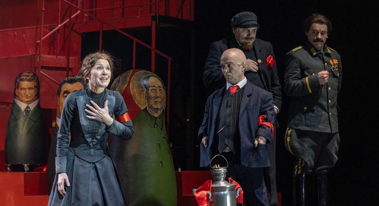 Vidnyánszky Attila transzvesztita törpével borzolja az úri közönség kedélyét