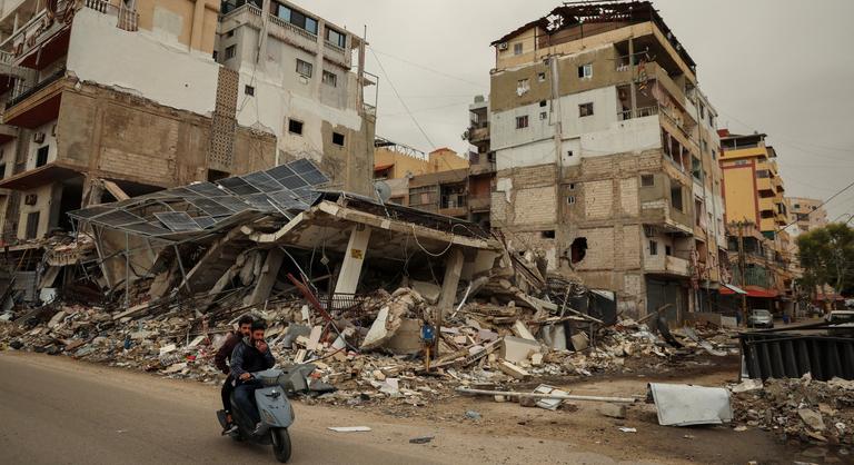 Donald Trump újabb fenyegetést küldött Iránnak, megnevezte a következő célpontokat - Az Index percről percre tudósítása a közel-keleti eseményekről