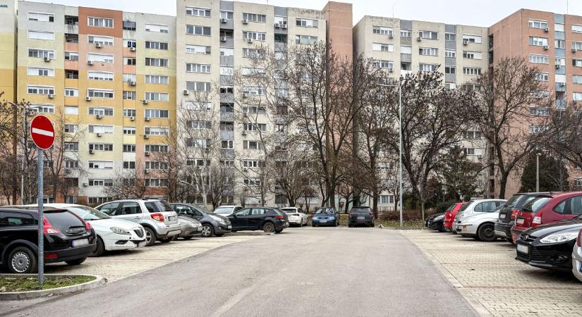 Ingyenes parkolás lépett életbe Szolnokon: mutatjuk a húsvéti rendet