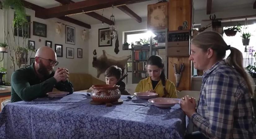 „Nem verandán kávézgatás, hanem kőkemény munka, de egy sokkal szabadabb élet”– A mi történetünk szereplője mesélte el életmódjuk kulisszatitkait