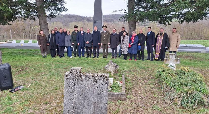 Oroszok koszorúzták meg az elesett ukrán katonák sírjait – különös jelentőségű kegyeleti látogatást tettek Somogyban