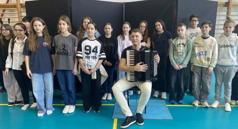Harmonikapillanatok és nevetés a Dózsa iskolában Kiss Péterrel (videóval, galériával)