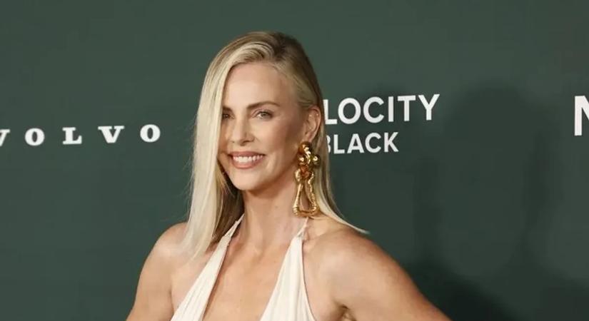 Charlize Theron apró bikiniben élvezi a napsütést