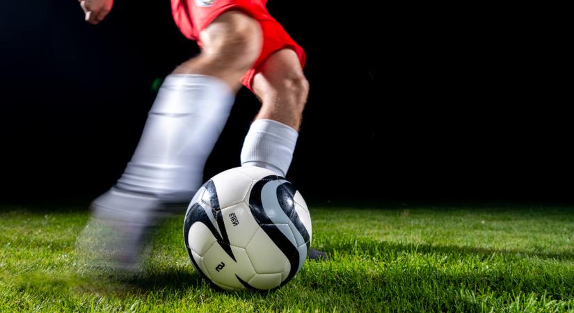 Szürreális jelenet egy perui futballmeccsen: lerúgja a bíró az őt megtámadó edző fejét